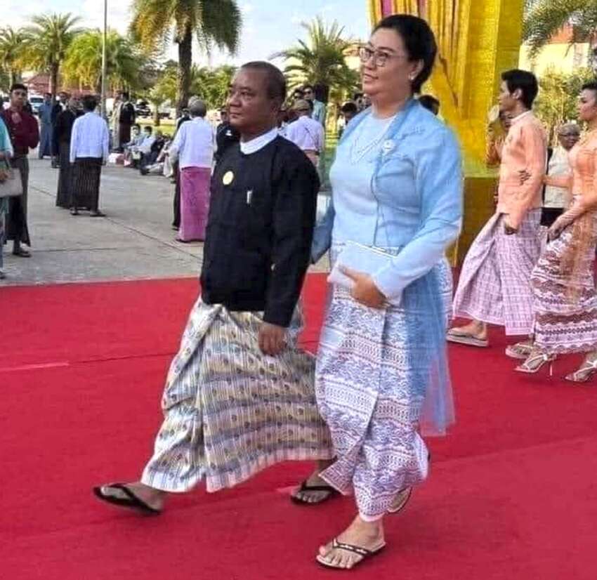 မိန်းမဖြစ်သူ သင်းသင်းအောင်၏ မလျှော်ဩဇာသုံး၍ ဝန်ကြီးဌာန တင်ဒါရယူမှု၊ စစ်တပ်ပိုင်မြေကွက်များနှင့် အခြားမြေကွက်များကို ရောင်းစားမှုတို့ကြောင့် အကြမ်းဖက် ဇော်မင်းထွန်းကို ဗိုလ်ချုပ်ရာထူးနှင့် ပြန်ကြားရေးဒုဝန်ကြီးတာဝန်များမှ ထုတ်ပယ်အနားပေး