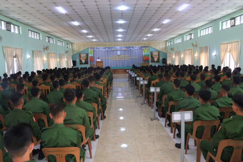 စစ်မှုထမ်းအပတ်စဉ် ၁ မှ စစ်မှုထမ်းစစ်သားများကို တာဝန်ပြီးဆုံး၍ အိမ်ပြန်ခွင့်ပြုရာတွင် ကယားတစ်ပြည်နယ်လုံးတွင် ၃၈၅ ဦးသာ အိမ်ပြန်နိုင်၊ ကော့မှူးမြို့နယ်တွင် စစ်မှုထမ်းအပတ်စဉ် ၁ မှ လူငယ်စစ်သားများအားလုံးနီးပါး သေဆုံးခဲ့ဟုဆို