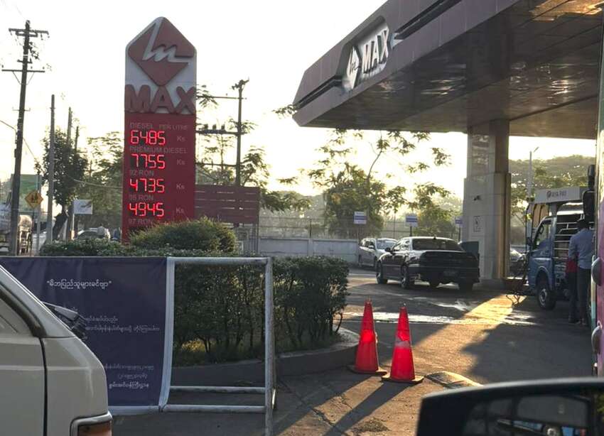 95 ဓာတ်ဆီ ၁ လီတာလျှင် ၄၉၄၅ ကျပ်နှင့် ပရီမီယံဒီဇယ် ၁ လီတာ ၇၇၅၅ ကျပ်အထိ စစ်တပ်က စျေးနှုန်းမြှင့်တင်၊ ဆီခွဲတမ်းများကို ထပ်မံ လျော့ချလိုက်သဖြင့် ဆီဆိုင်များ ဆီပြတ်လပ်မည့် အန္တရာယ်နှင့် ရင်ဆိုင်နေရ