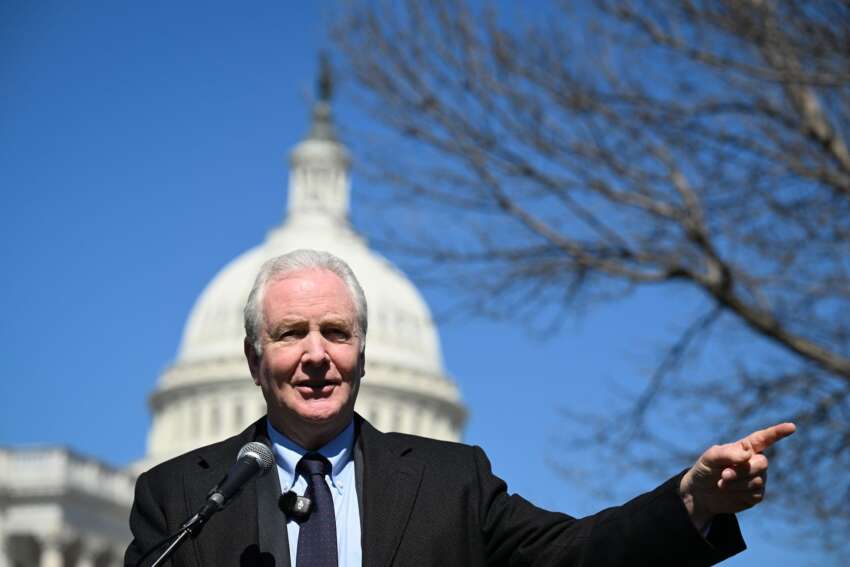 အတုအယောင် ရွေးကောက်ပွဲဖြင့် တရားဝင်မှု ရရှိရန် ကမ္ဘာကို လိမ်လည်နေသည့် မြန်မာစစ်တပ်ကို အမေရိကန်အစိုးရက ပိုမိုထိရောက် ပြတ်သားစွာ အရေးယူရေး တွန်းအားပေးမည်ဟု အမေရိကန်အထက်လွှတ်တော်အမတ် Chris Van Hollen ပြော