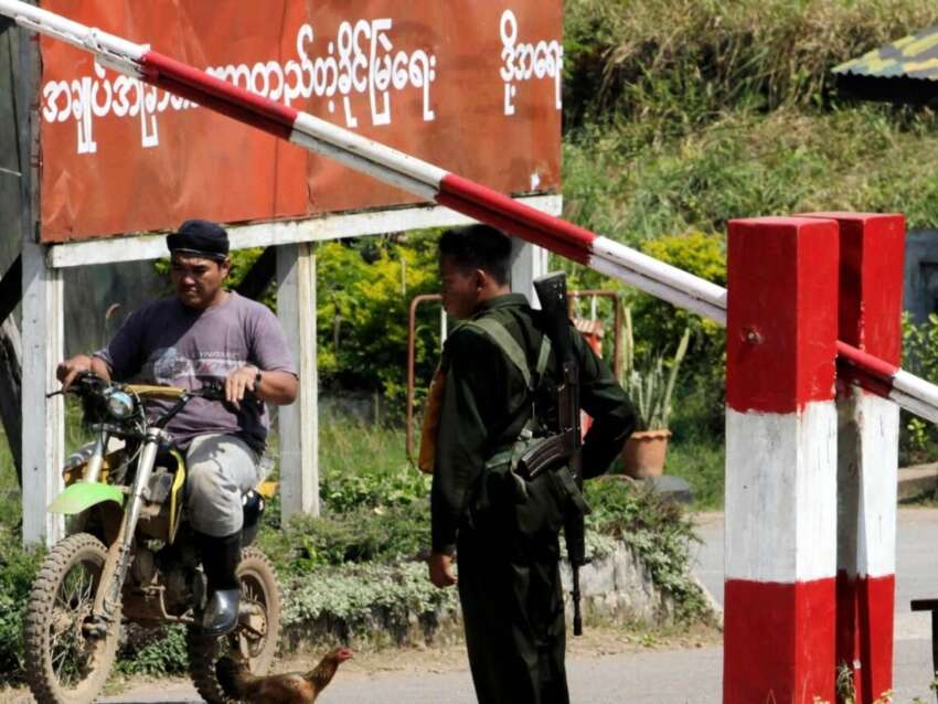 စစ်တပ်၏ တားမြစ်မှု အပါအဝင် အလွန်အမင်းပိတ်ဆို့ခံနေရသဖြင့် မြန